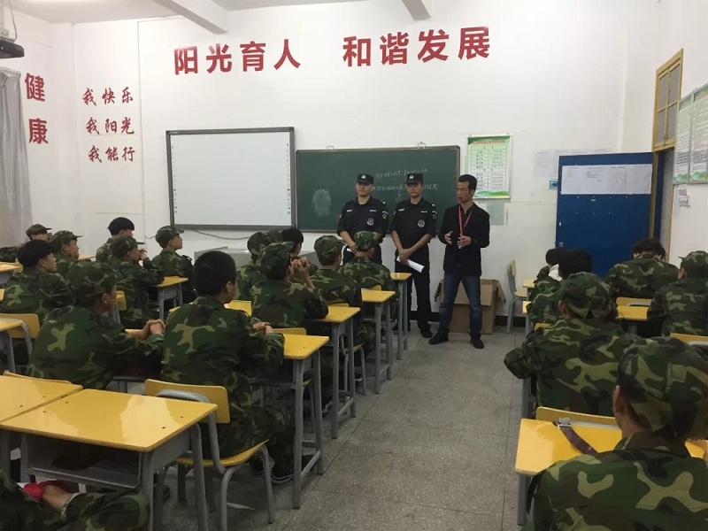 首页 德育教育  安远中专校长赖永胜代表学校对"阳光班级"在学校顺利