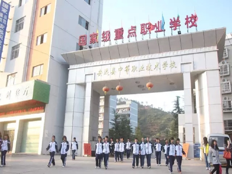 安远县中等职业技术学校顺利通过考评正式升格为普通中专